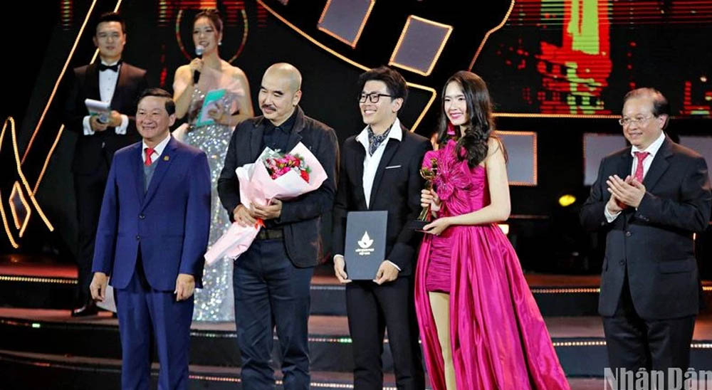 Phim truyện điện ảnh “Tro tàn rực rỡ” đoạt Bông sen vàng