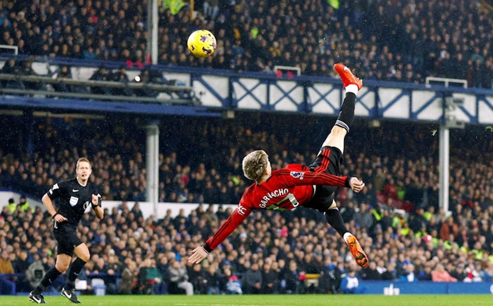 Sao trẻ Garnacho lập siêu phẩm, Man United áp sát Top 4