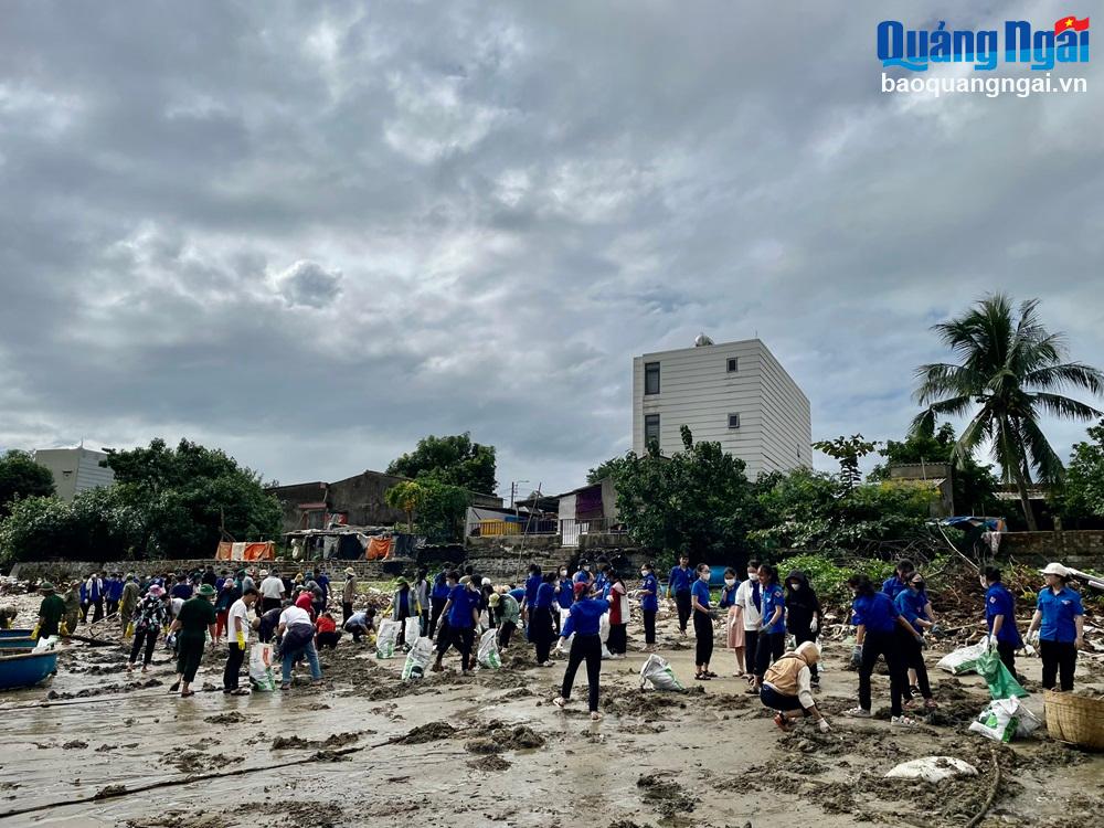 Thu gom rác tại bãi biển xã Tịnh Kỳ