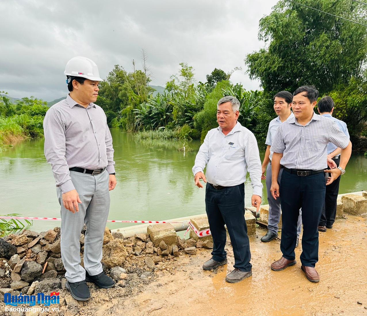 Phó Chủ tịch UBND tỉnh Trần Phước Hiền kiểm tra tình hình thiệt hại do mưa lớn ở huyện Nghĩa Hành
