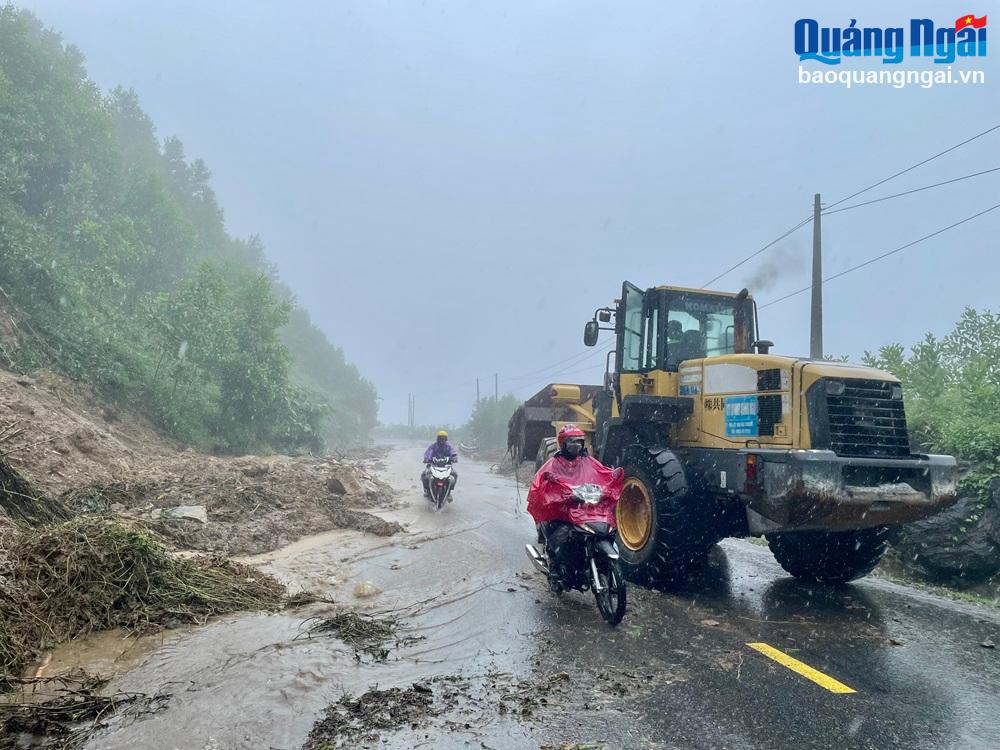 Nỗ lực khắc phục sạt lở, khôi phục lại giao thông trên đèo Viôlắc