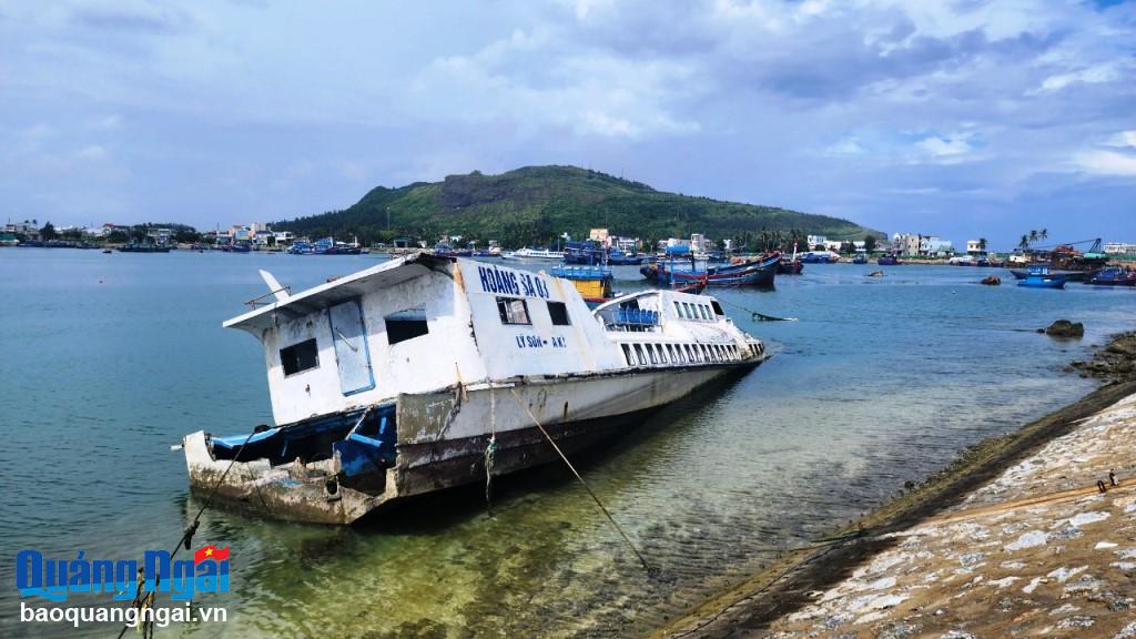 Tàu cao tốc tiền tỷ nằm bờ