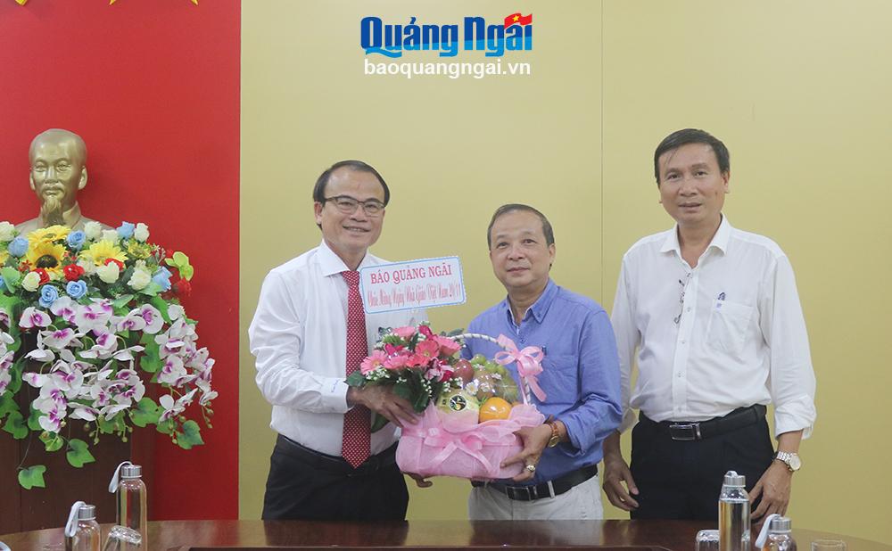 Báo Quảng Ngãi thăm, chúc mừng Sở GD&ĐT và các trường nhân ngày Nhà giáo Việt Nam