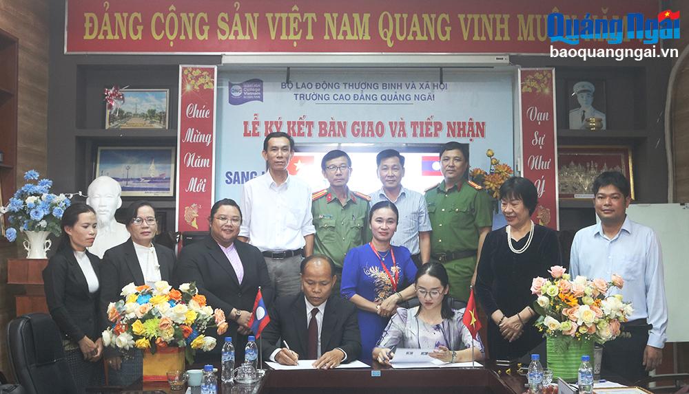 Trường Cao đẳng Quảng Ngãi tiếp nhận 16 sinh viên Lào