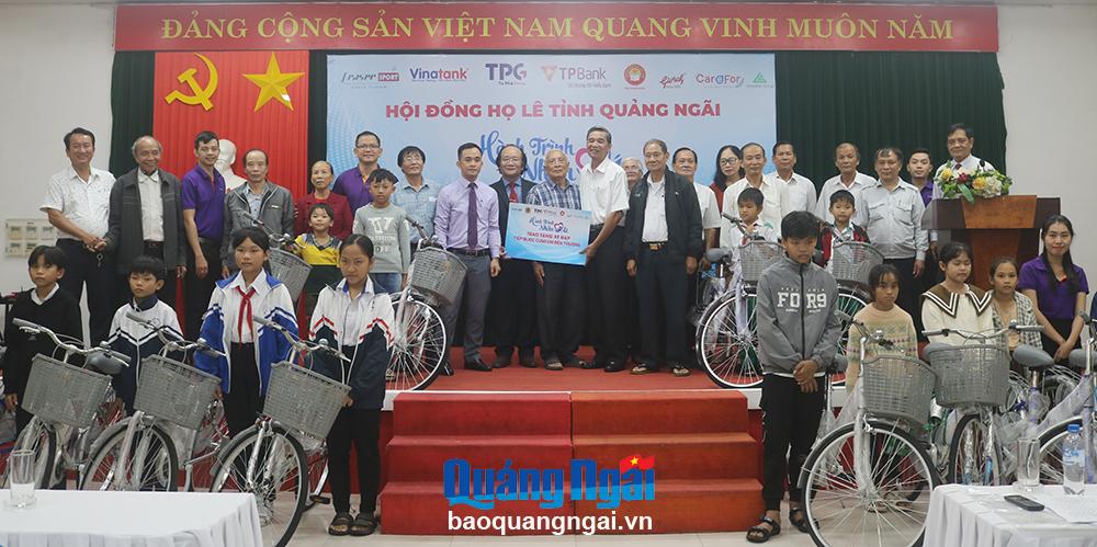 Trao tặng xe đạp tiếp bước cùng em đến trường