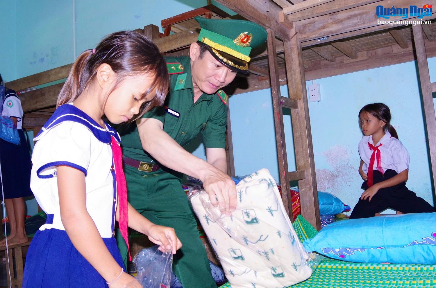 Tặng quà cho học sinh có hoàn cảnh khó khăn ở xã Ba Lế