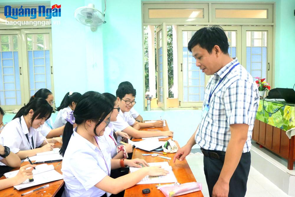 Người thầy là chủ thể, dạy và học suốt đời