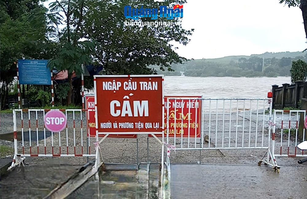 Nhiều tuyến giao thông ở Sơn Hà bị ách tắc do mưa lớn