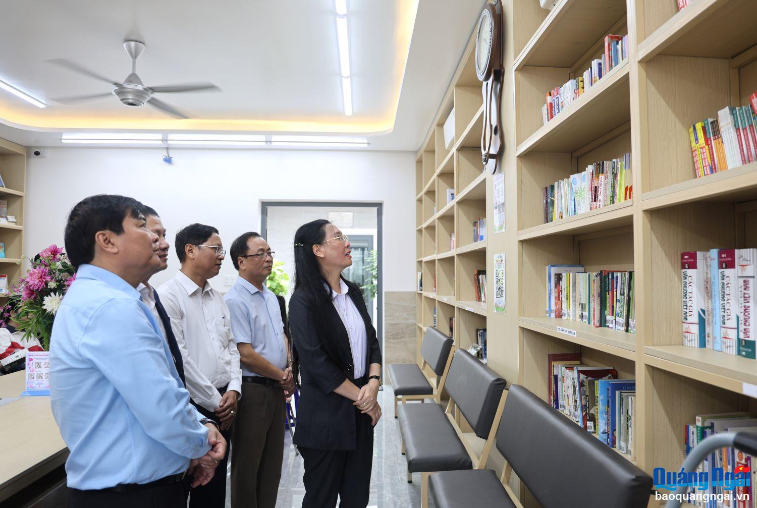 Bí thư Tỉnh ủy Bùi Thị Quỳnh Vân thăm Thư viện cộng đồng Khôi Nguyên