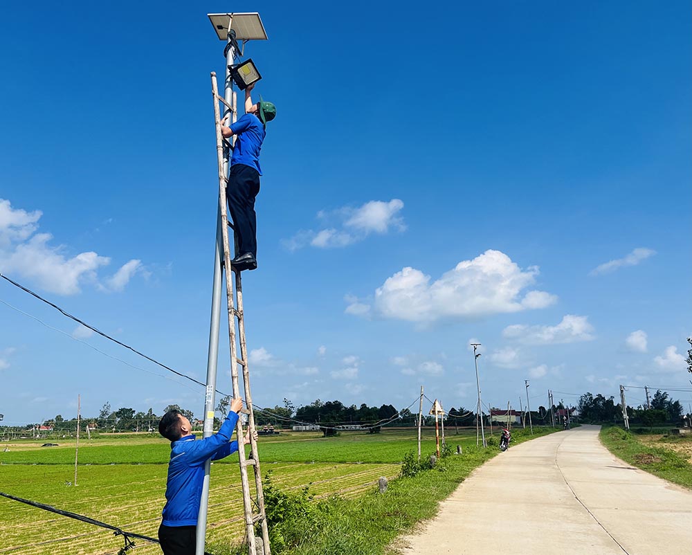 Chung tay thắp sáng đường quê