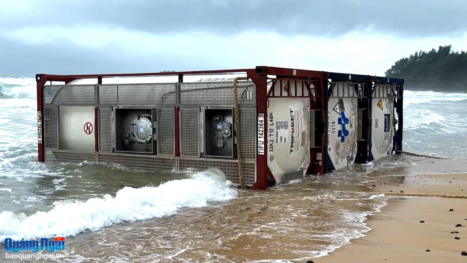 Phát hiện bồn chứa khí và sà lan trôi dạt trên biển