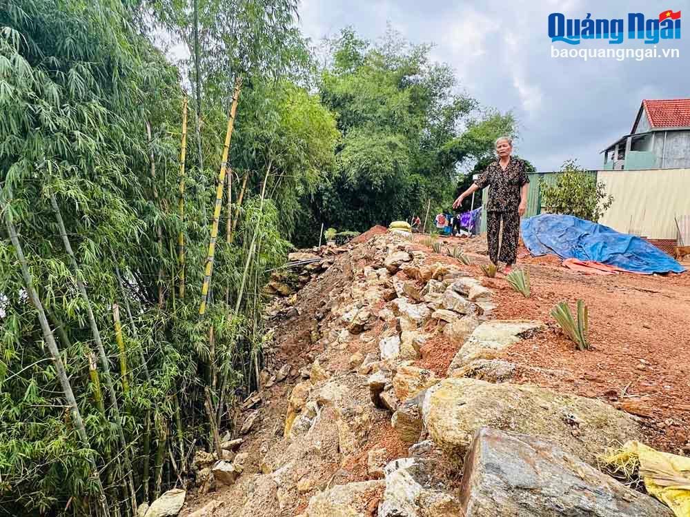 Sông sạt lở gây mất an toàn các khu dân cư