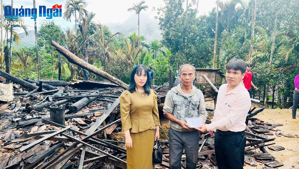 Lửa thiêu rụi nhà của một người dân ở xã Sơn Màu