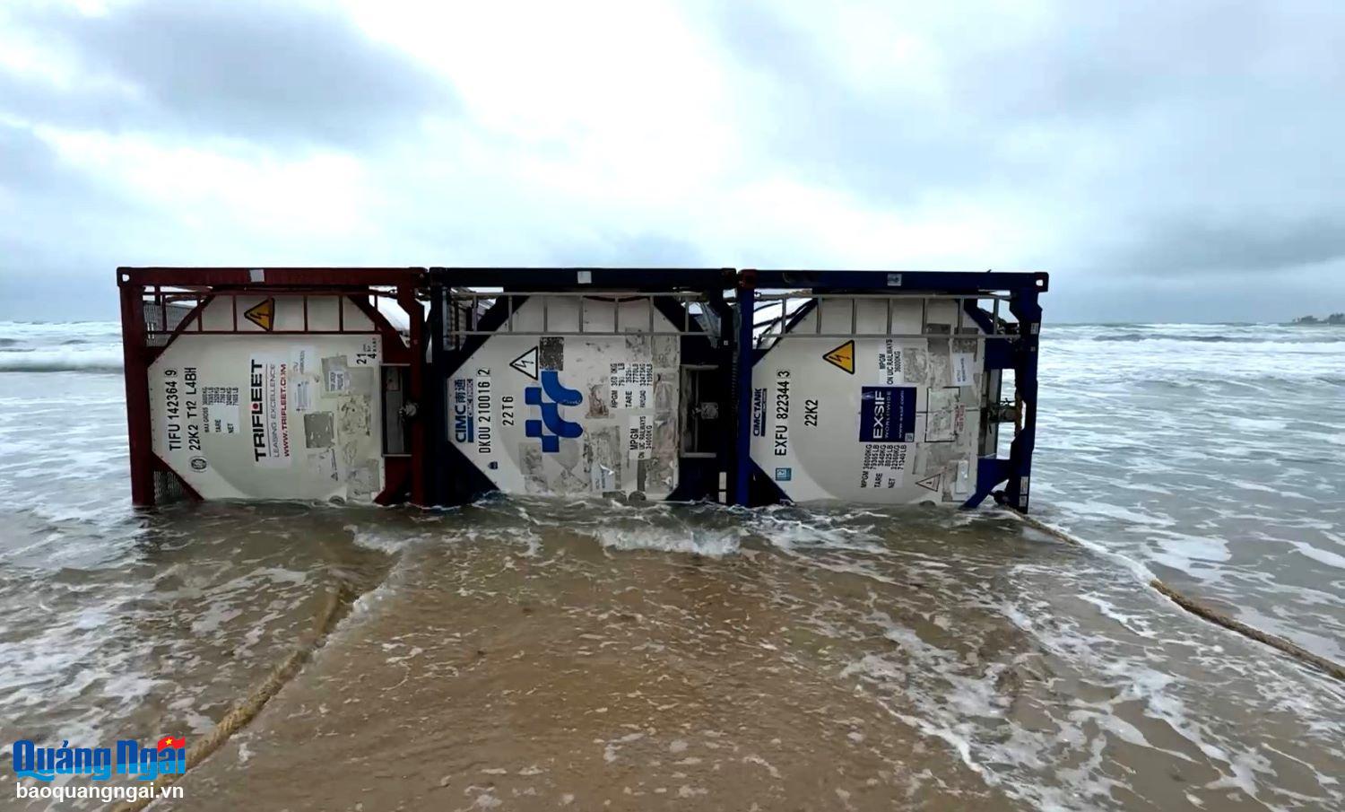 Khẩn trương có phương án xử lý 3 bồn chứa trôi dạt vào bờ biển