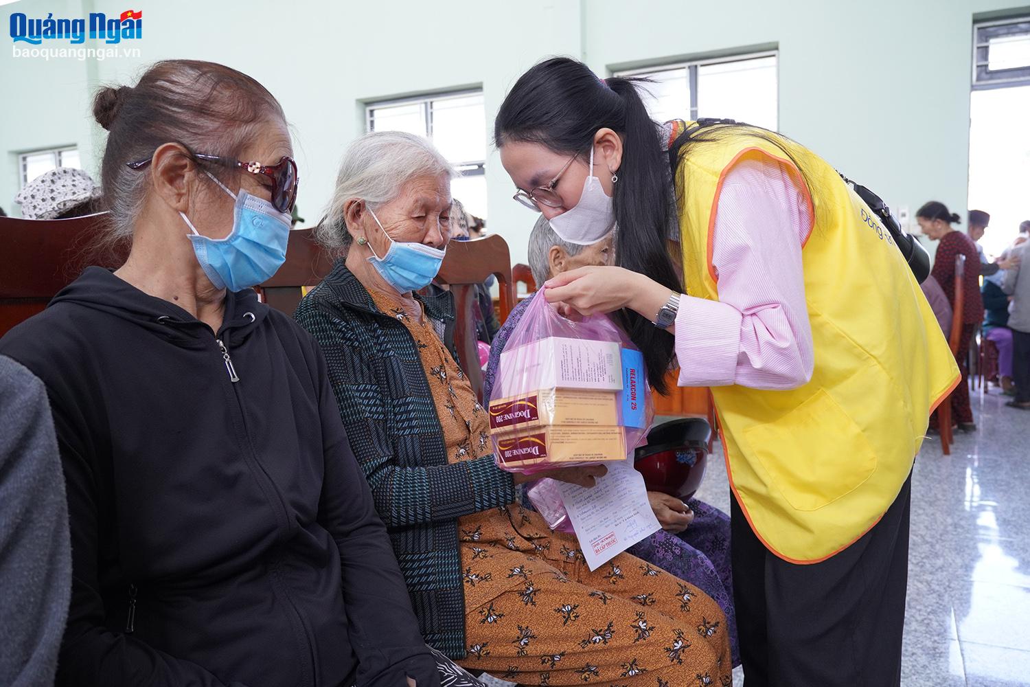 Khám bệnh, cấp thuốc miễn phí cho người dân xã Hành Đức