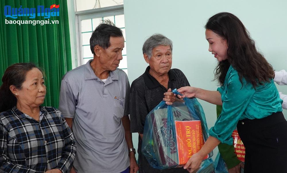 Tặng quà người dân TX.Đức Phổ bị thiệt hại do mưa lũ