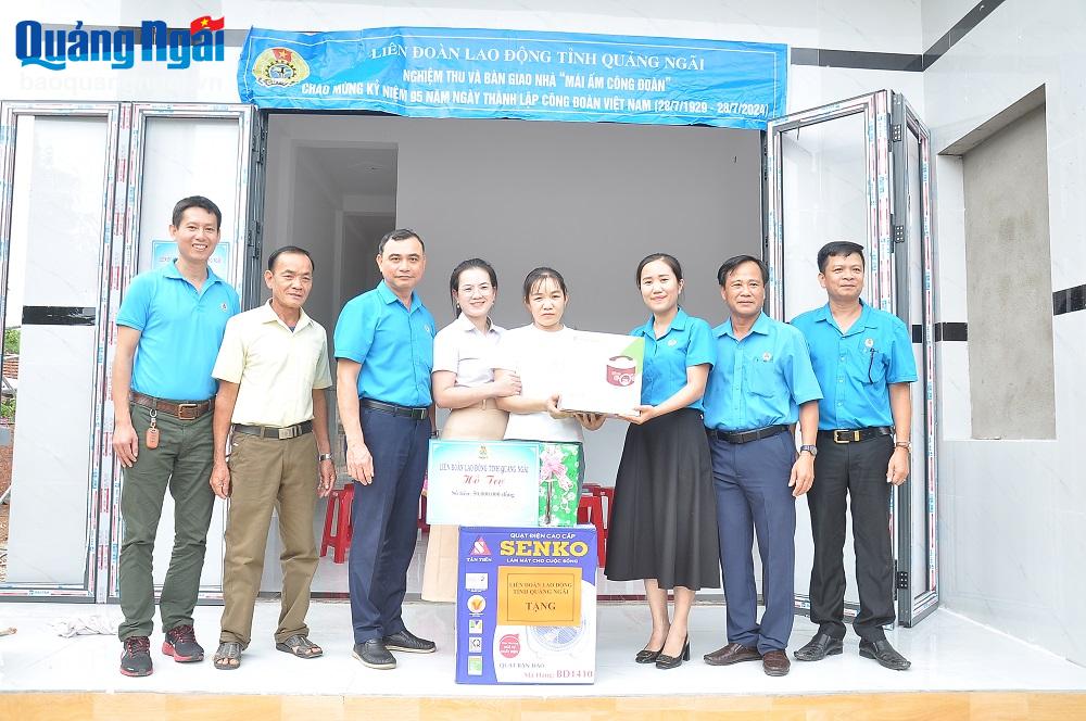 Bàn giao nhà “Mái ấm Công đoàn” cho người lao động có hoàn cảnh khó khăn