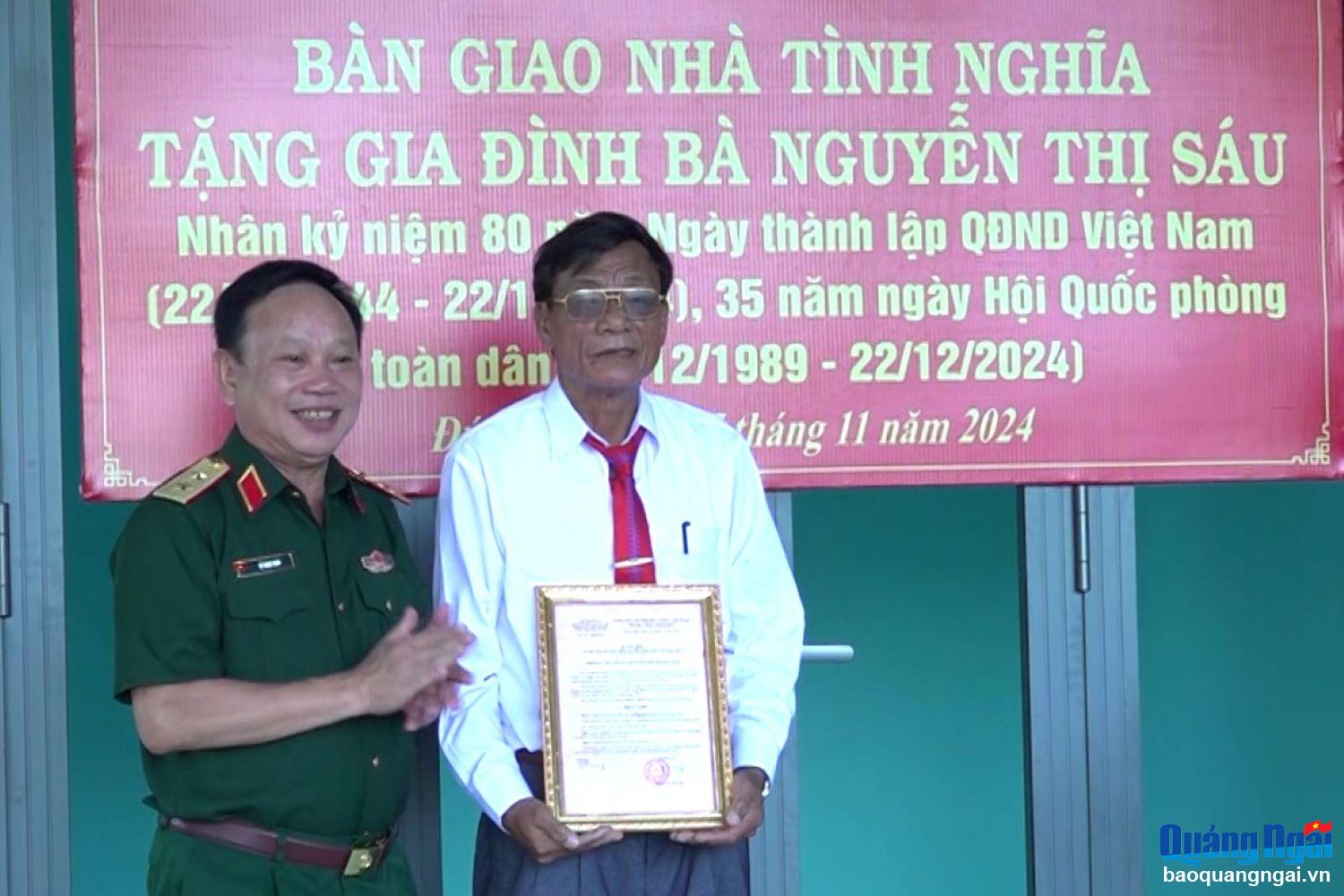 Bàn giao nhà tình nghĩa cho gia đình chính sách