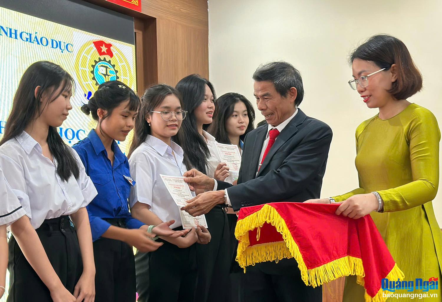 Trao giải Hội thi giáo dục an toàn giao thông học sinh năm 2024