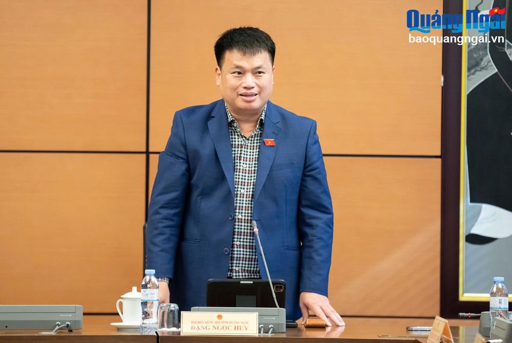 Đoàn ĐBQH tỉnh Quảng Ngãi thảo luận, góp ý các dự án luật