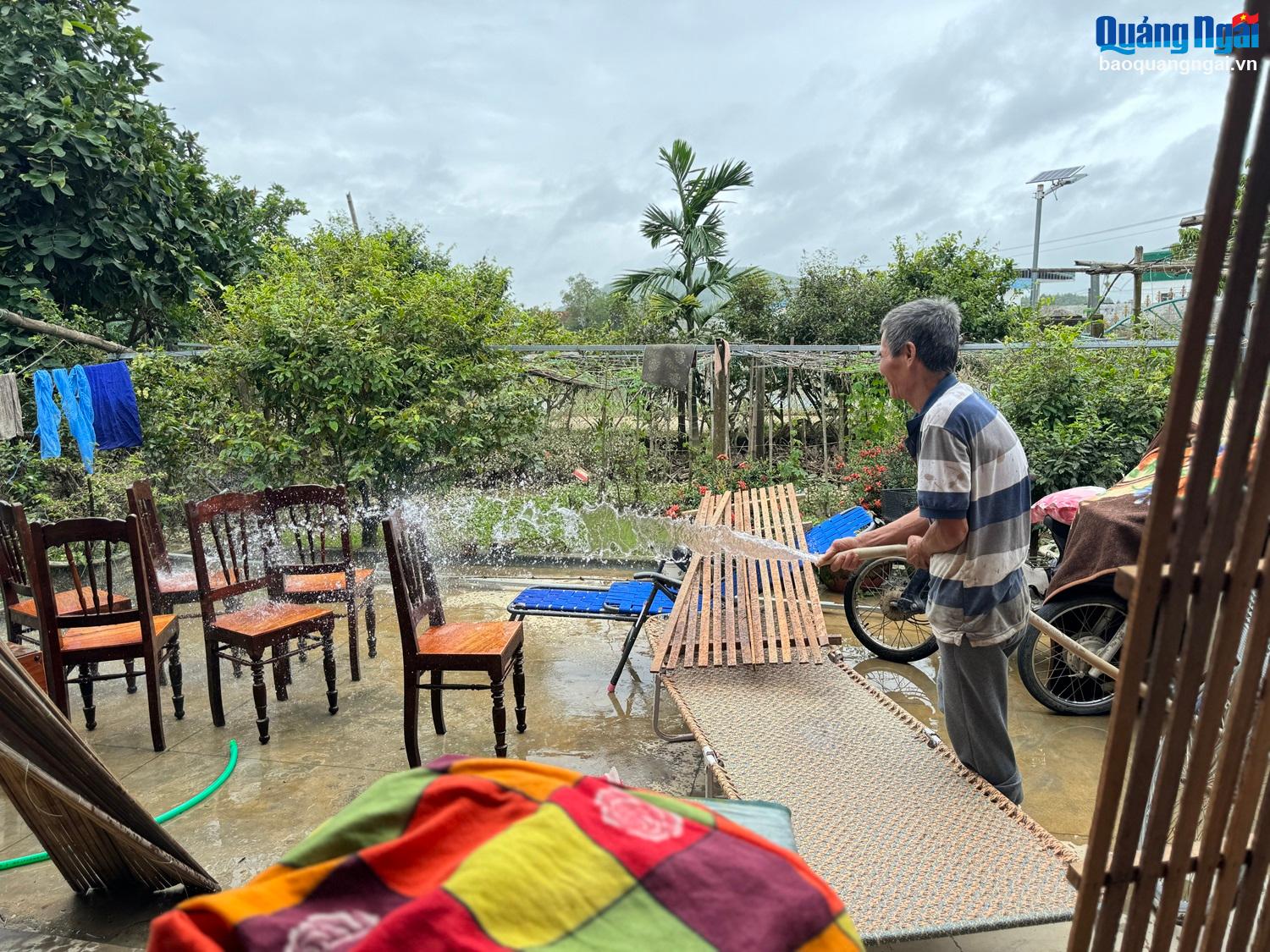 [Video]. Người dân tất bật dọn dẹp sau lũ