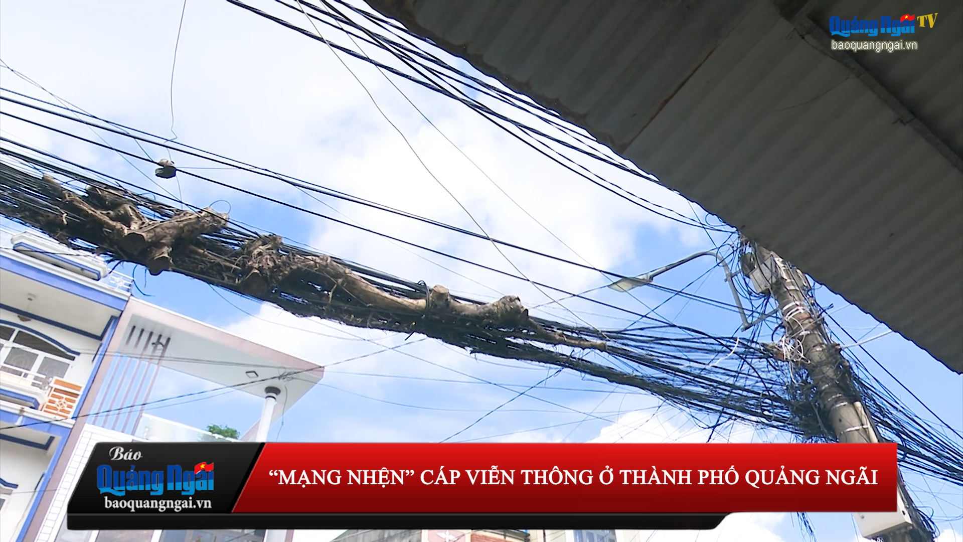 [Video]. “Mạng nhện” cáp viễn thông ở thành phố Quảng Ngãi