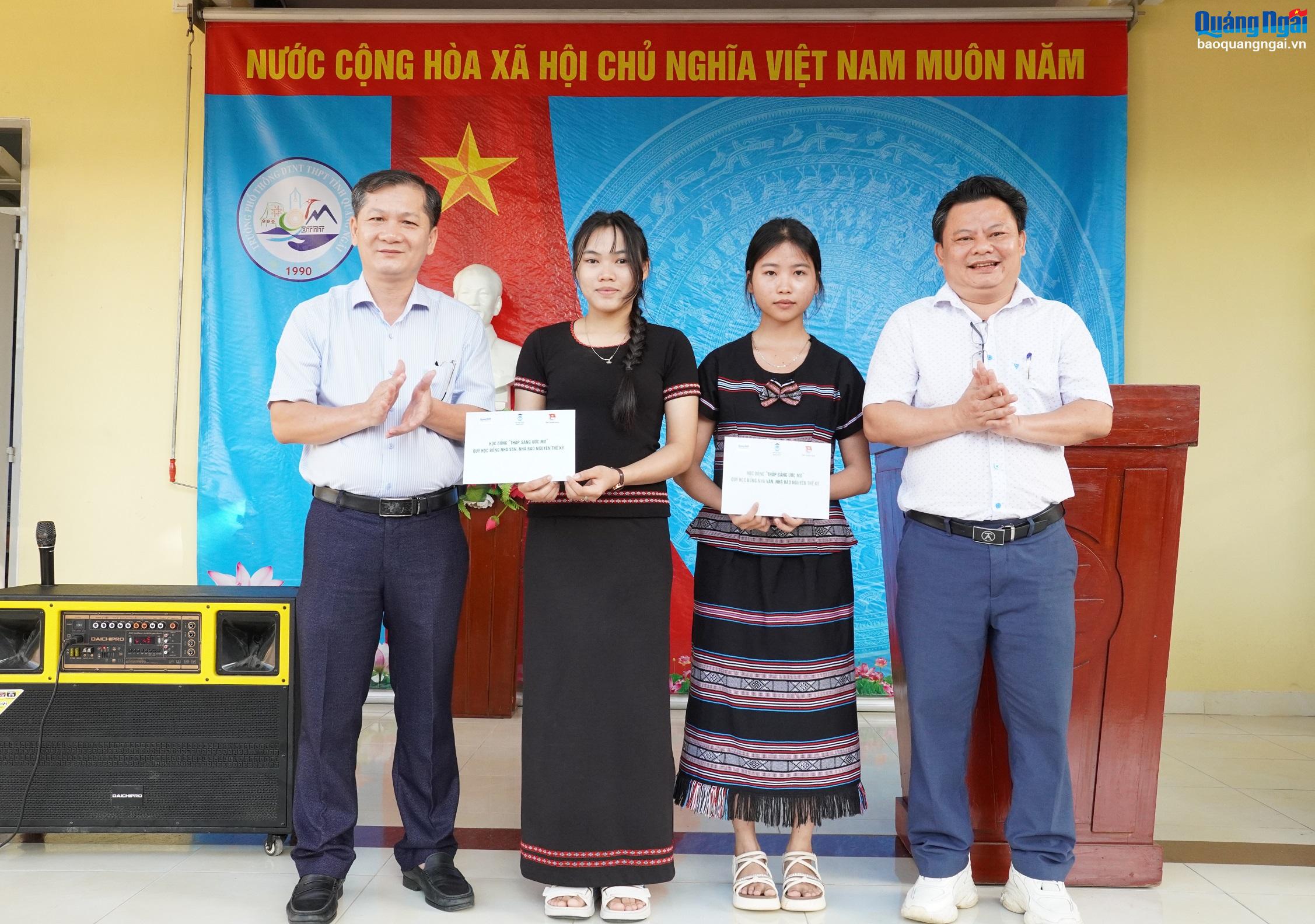 Trao học bổng Thắp sáng ước mơ cho học sinh nghèo