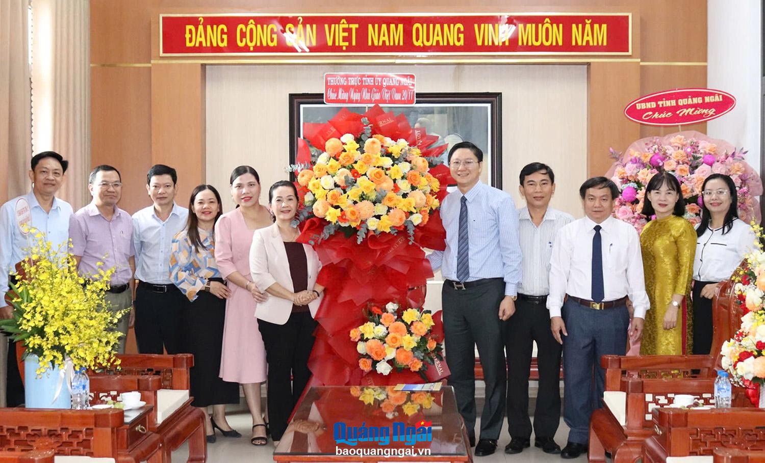 Phó Bí thư Tỉnh ủy Đinh Thị Hồng Minh thăm, chúc mừng ngày Nhà giáo Việt Nam