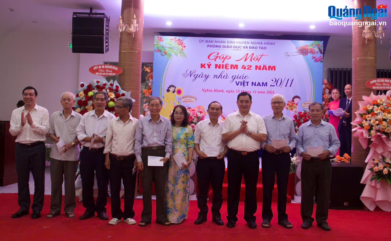 Huyện Nghĩa Hành gặp mặt kỷ niệm 42 năm ngày Nhà giáo Việt Nam