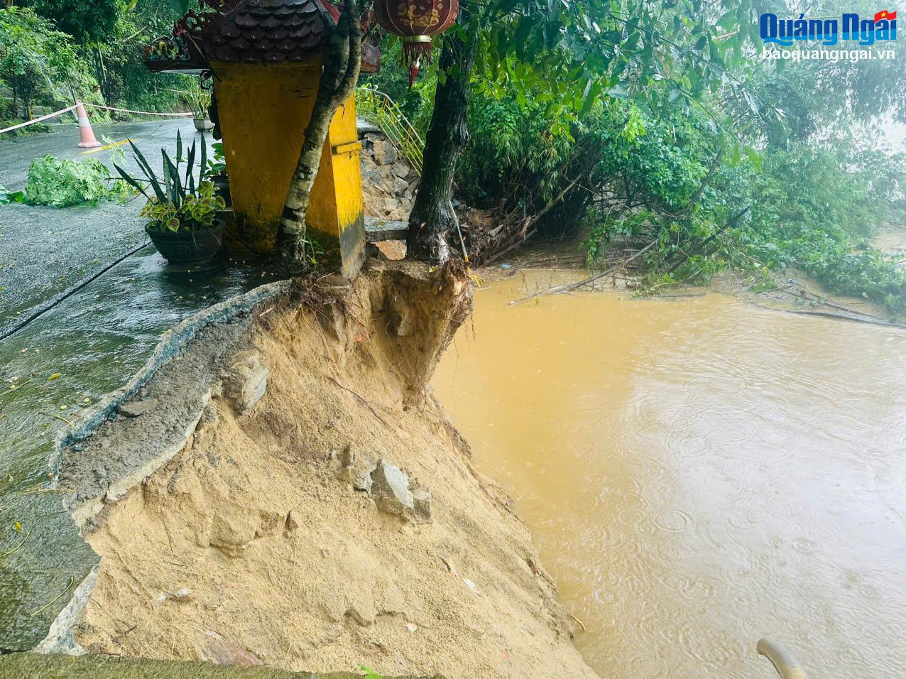 Sạt lở nghiêm trọng trên tuyến đường ĐT624B