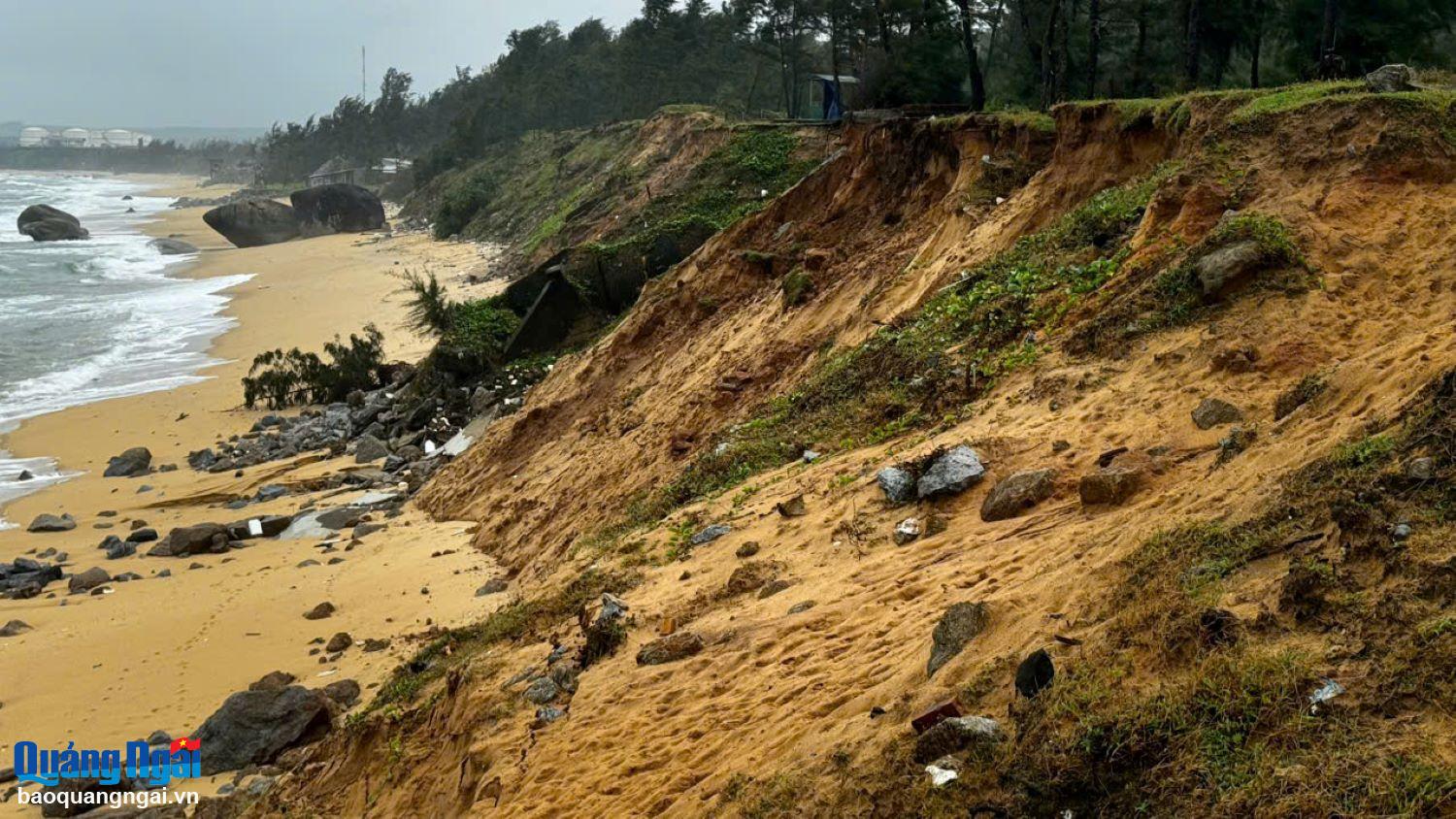 Kiểm tra tình hình sạt lở bờ biển Dung Quất