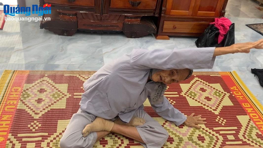 Cụ bà 93 tuổi tập Yoga gây sốt mạng xã hội