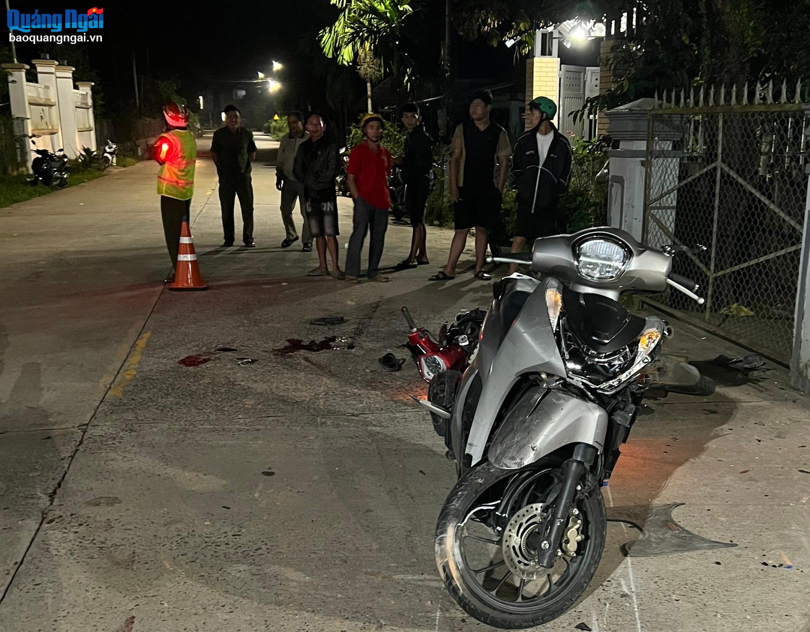 Hai xe máy đối đầu, 5 người bị thương