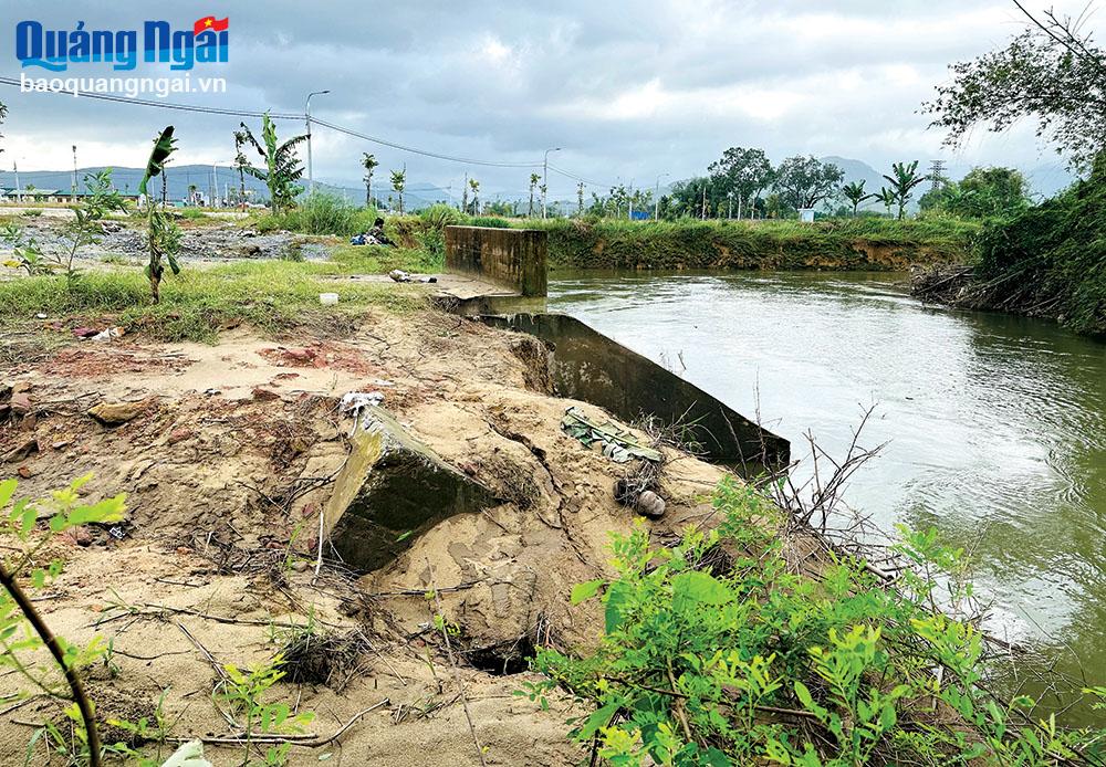 Bờ sông sạt lở, người dân lo lắng