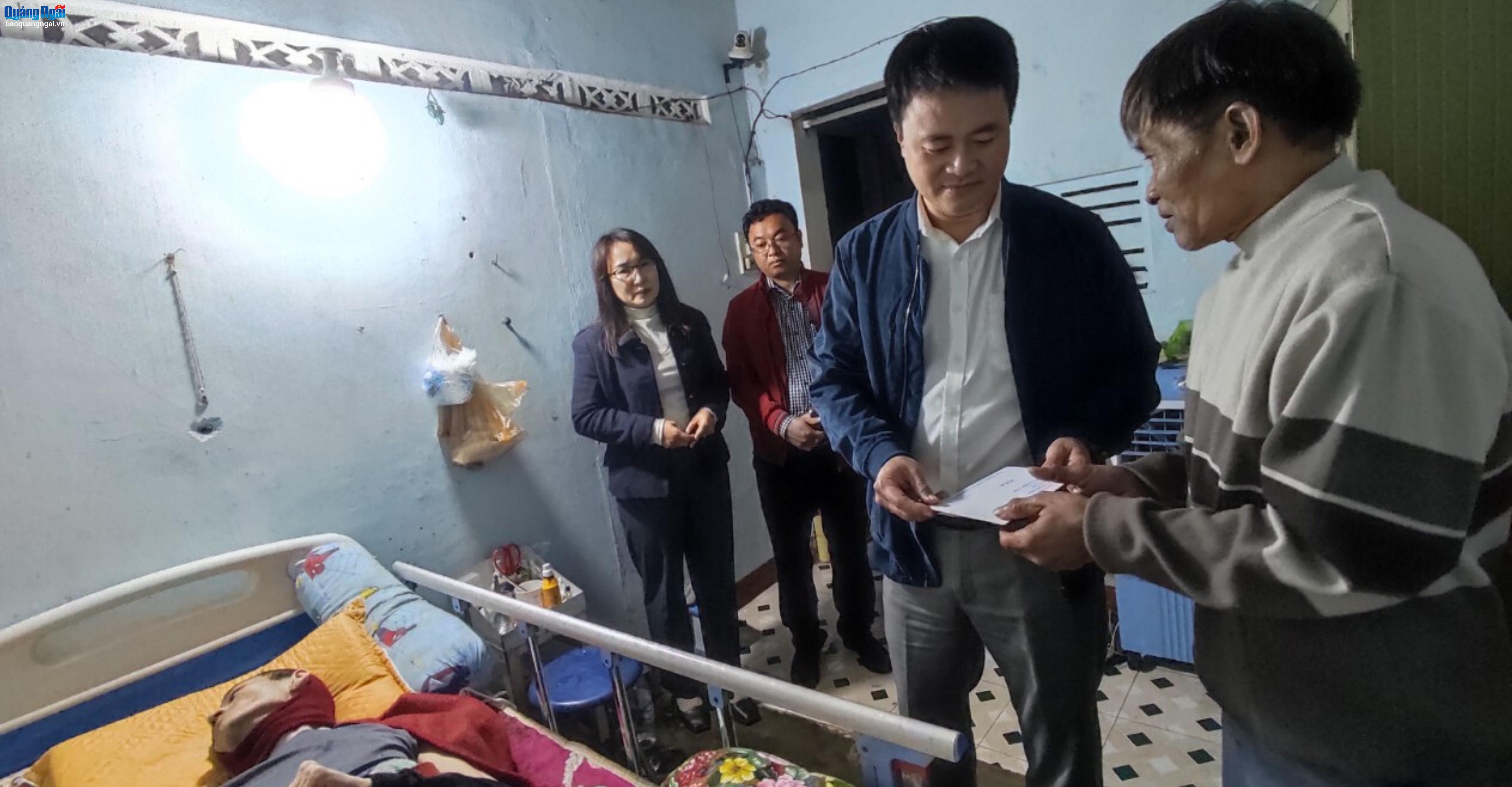 Tặng 73 suất quà cho gia đình nạn nhân bị tai nạn giao thông