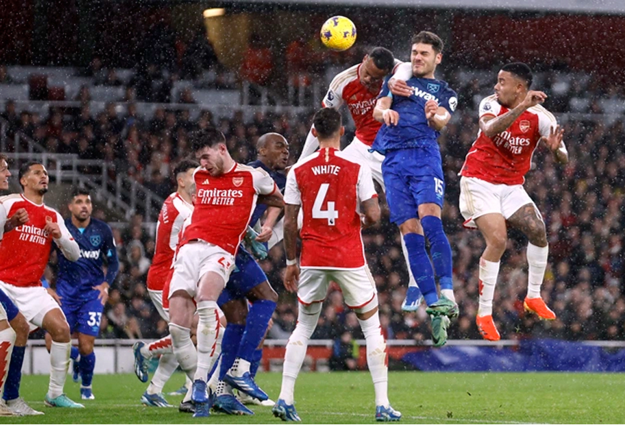 Bàn thua gây tranh cãi, Arsenal mất ngôi đầu Ngoại hạng Anh