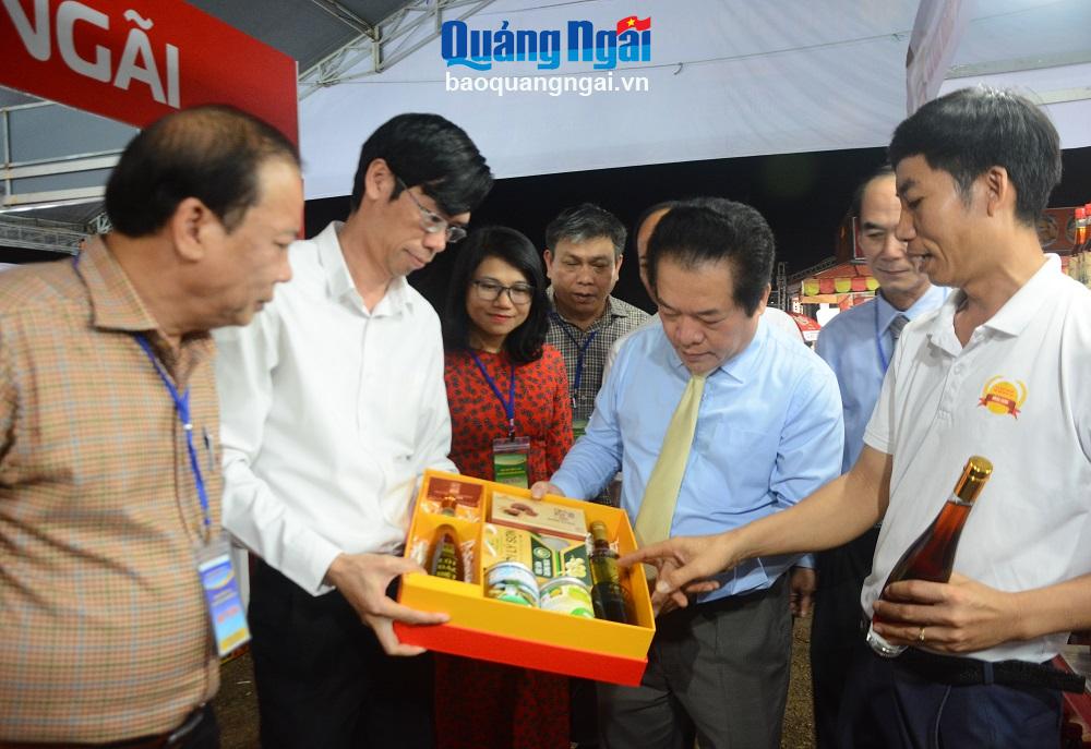 Khai mạc Hội chợ Triển lãm sản phẩm OCOP Quảng Ngãi năm 2023