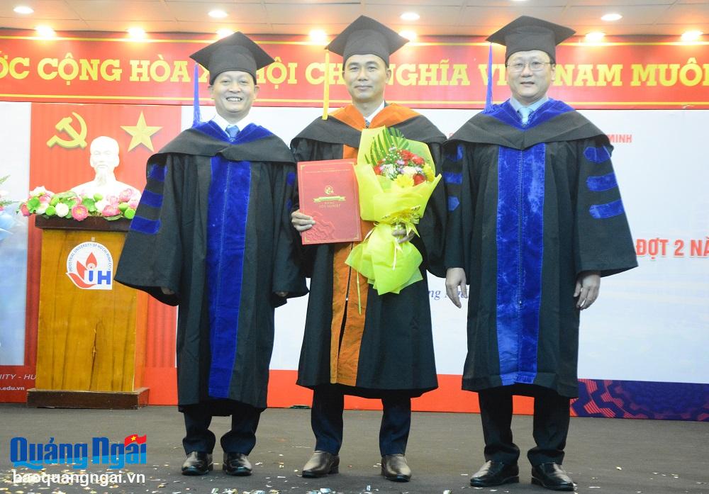 Phân hiệu Trường Đại học Công nghiệp TP.Hồ Chí Minh trao bằng tốt nghiệp đợt 2 năm 2023