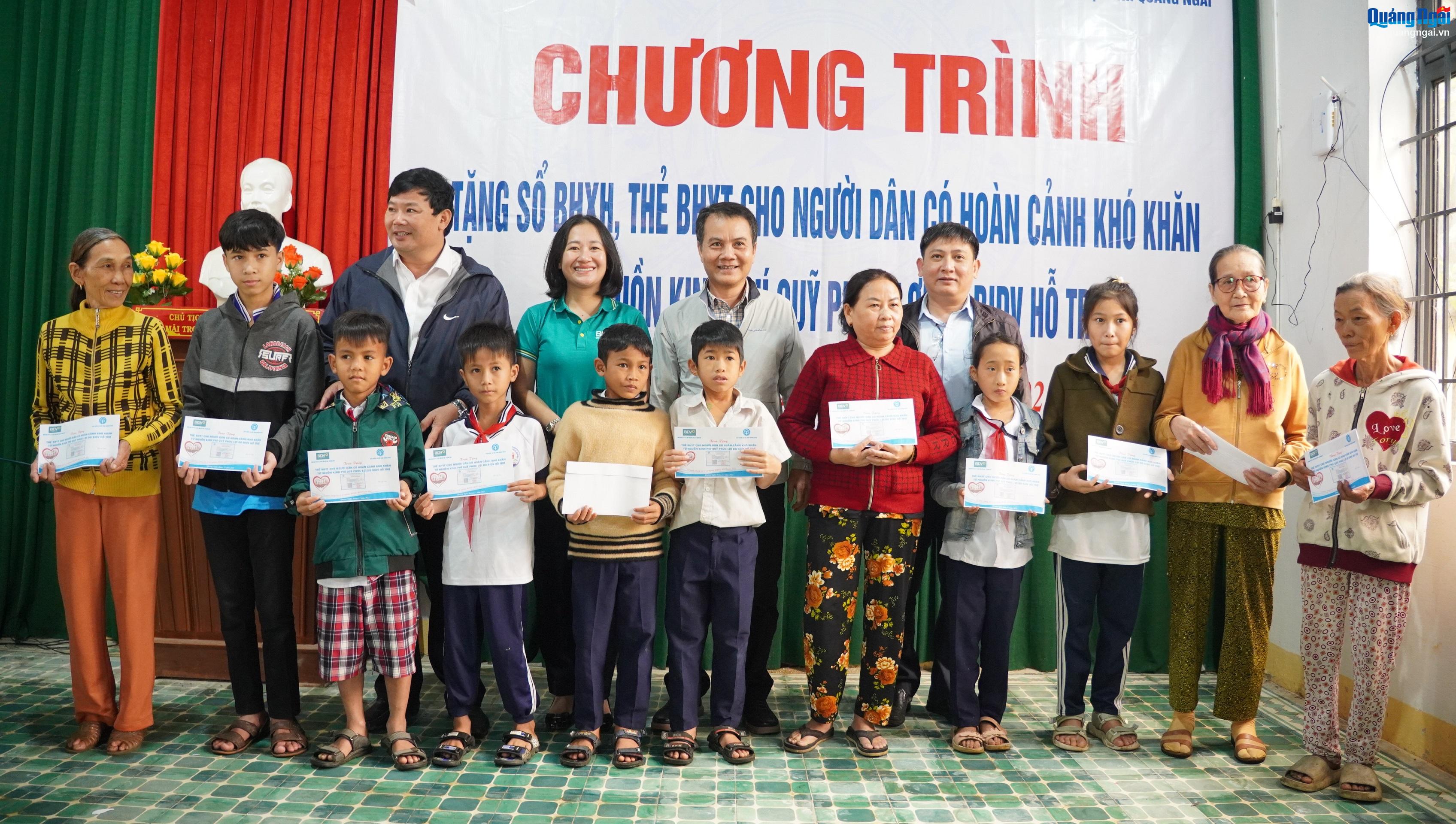 Tặng sổ bảo hiểm xã hội, thẻ bảo hiểm y tế cho người dân Long Sơn