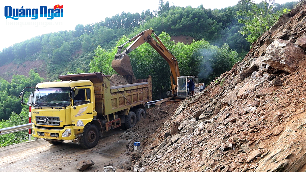 Khắc phục sạt lở tại đèo Eo Chim