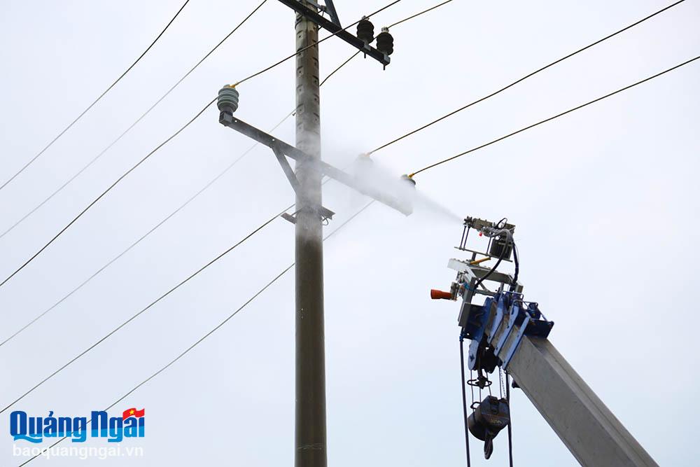 Ứng dụng công nghệ robot vệ sinh lưới điện