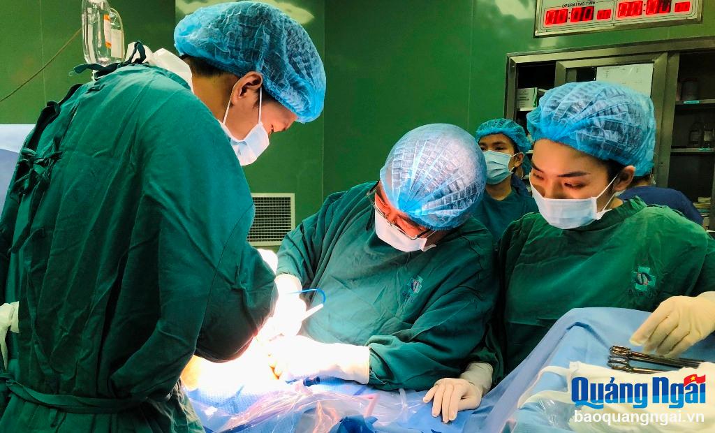 Mổ lấy u xơ tử cung nặng hơn 3kg