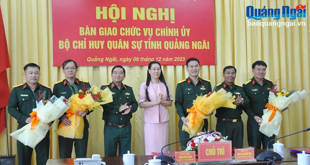 Bàn giao chức vụ Chính ủy Bộ CHQS tỉnh
