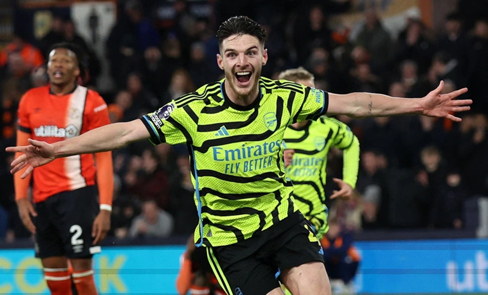 Thắng nghẹt thở Luton Town, Arsenal duy trì ngôi đầu Premier League