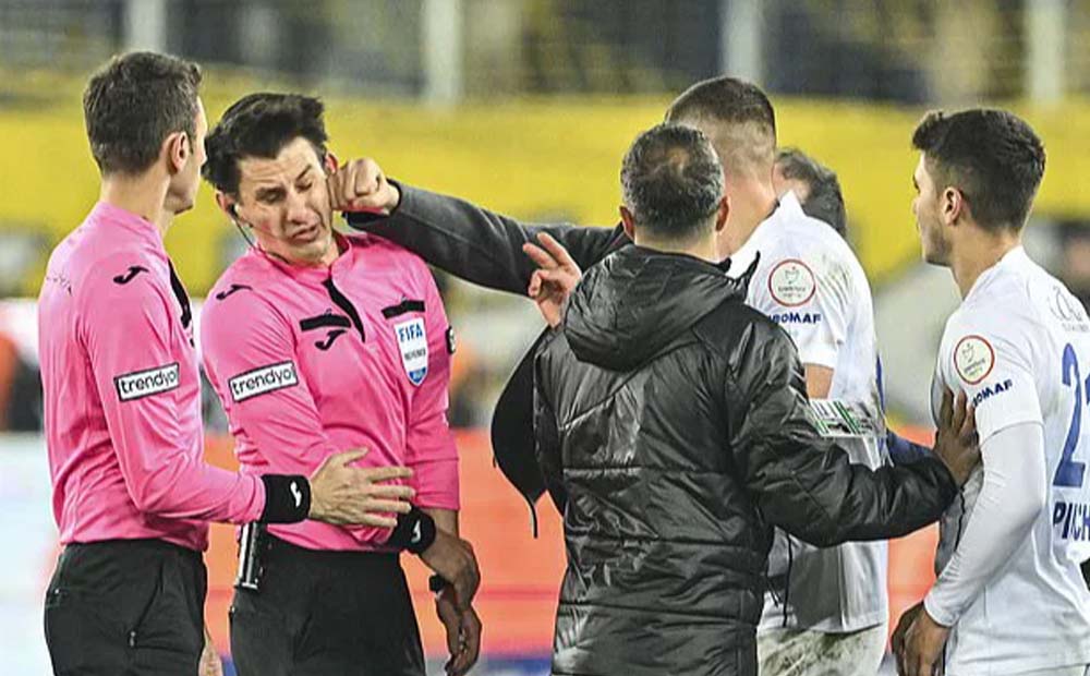 Trọng tài bị tấn công dã man, bóng đá Thổ Nhĩ Kỳ hỗn loạn