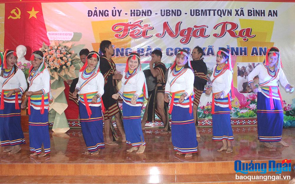 Đồng bào Cor vui tết Ngã rạ  