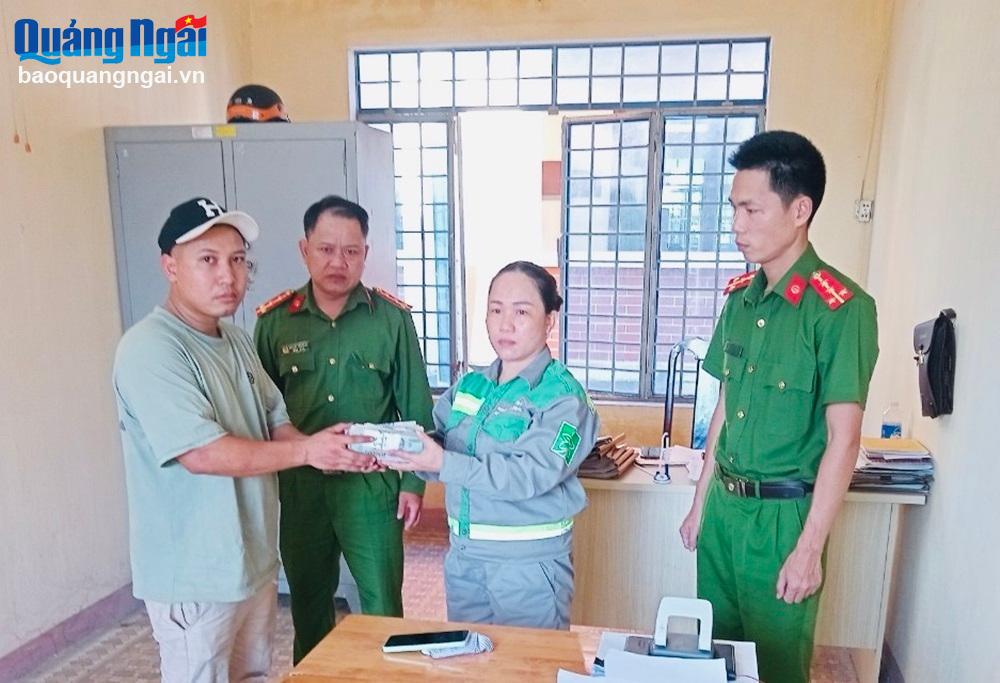 Trả lại gần 100 triệu đồng cho người đánh rơi