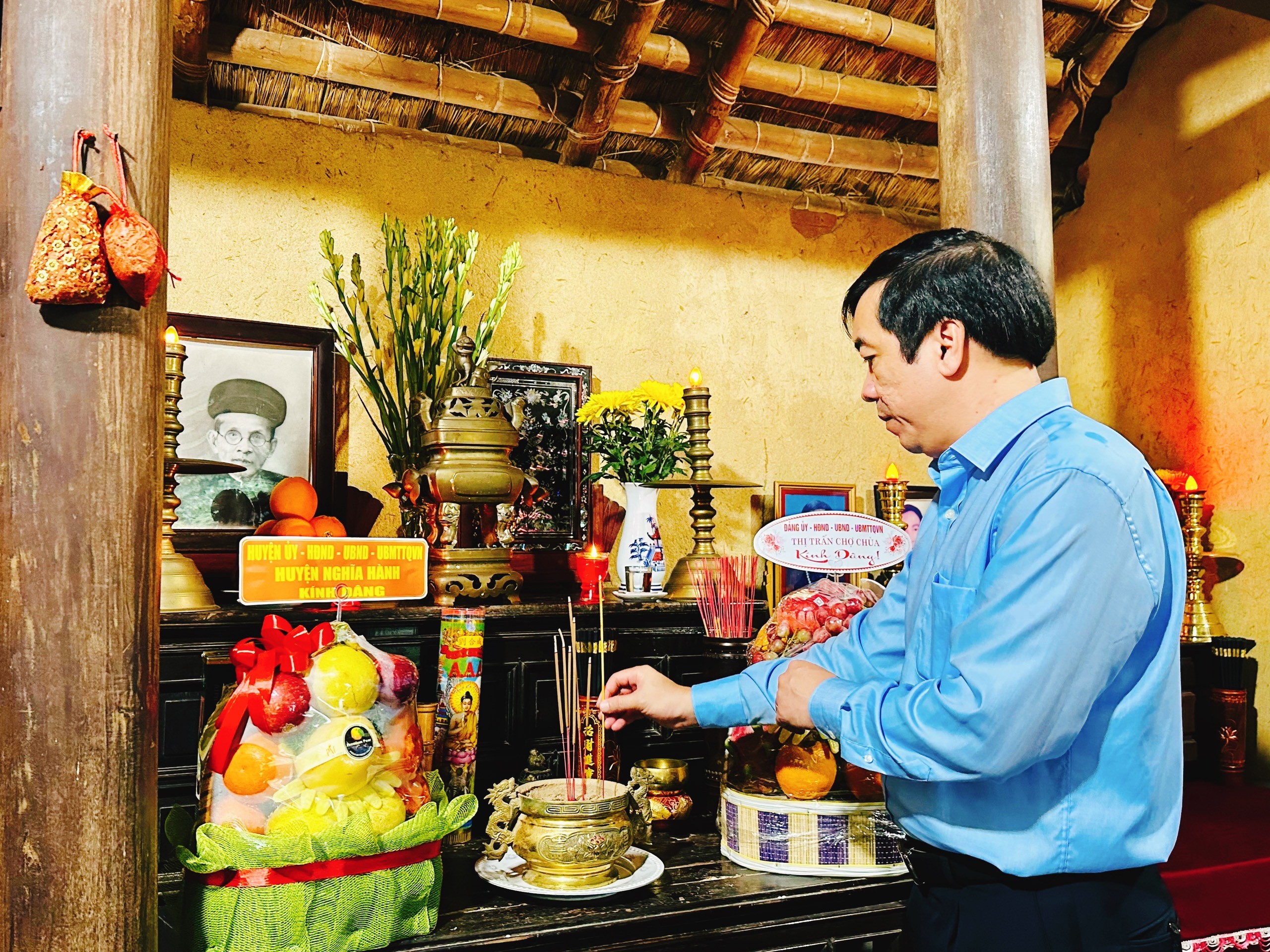 Dâng hương tưởng niệm cụ Huỳnh Thúc Kháng