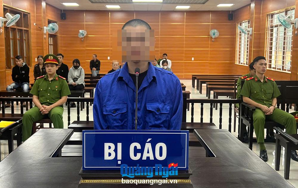 Rút dao đâm người vì nhìn 