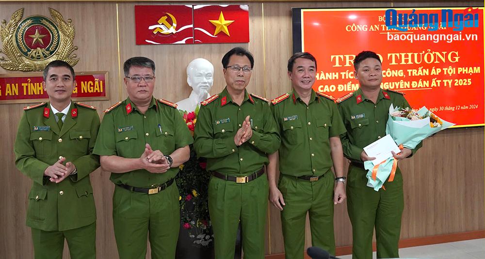 Thưởng nóng lực lượng triệt phá đối tượng cưỡng đoạt tài sản 